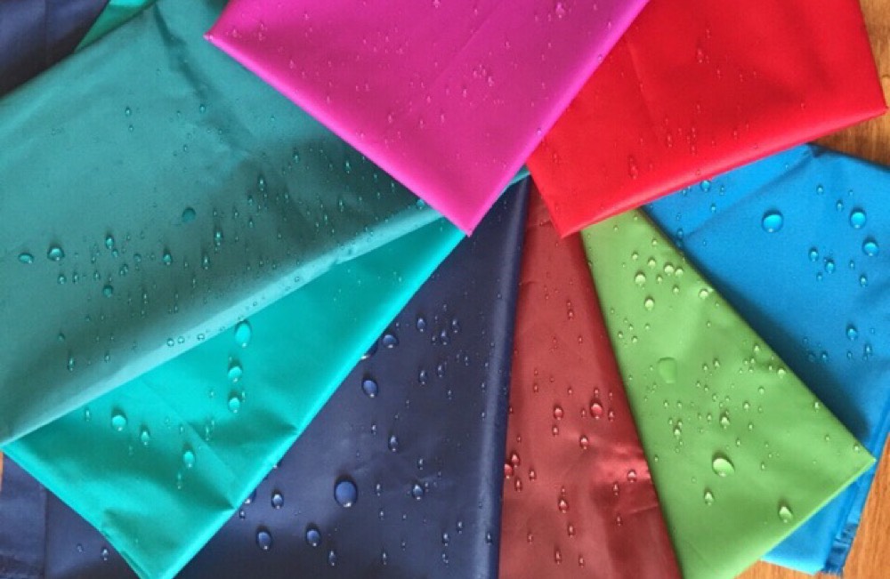 Các chất liệu vải may áo mưa