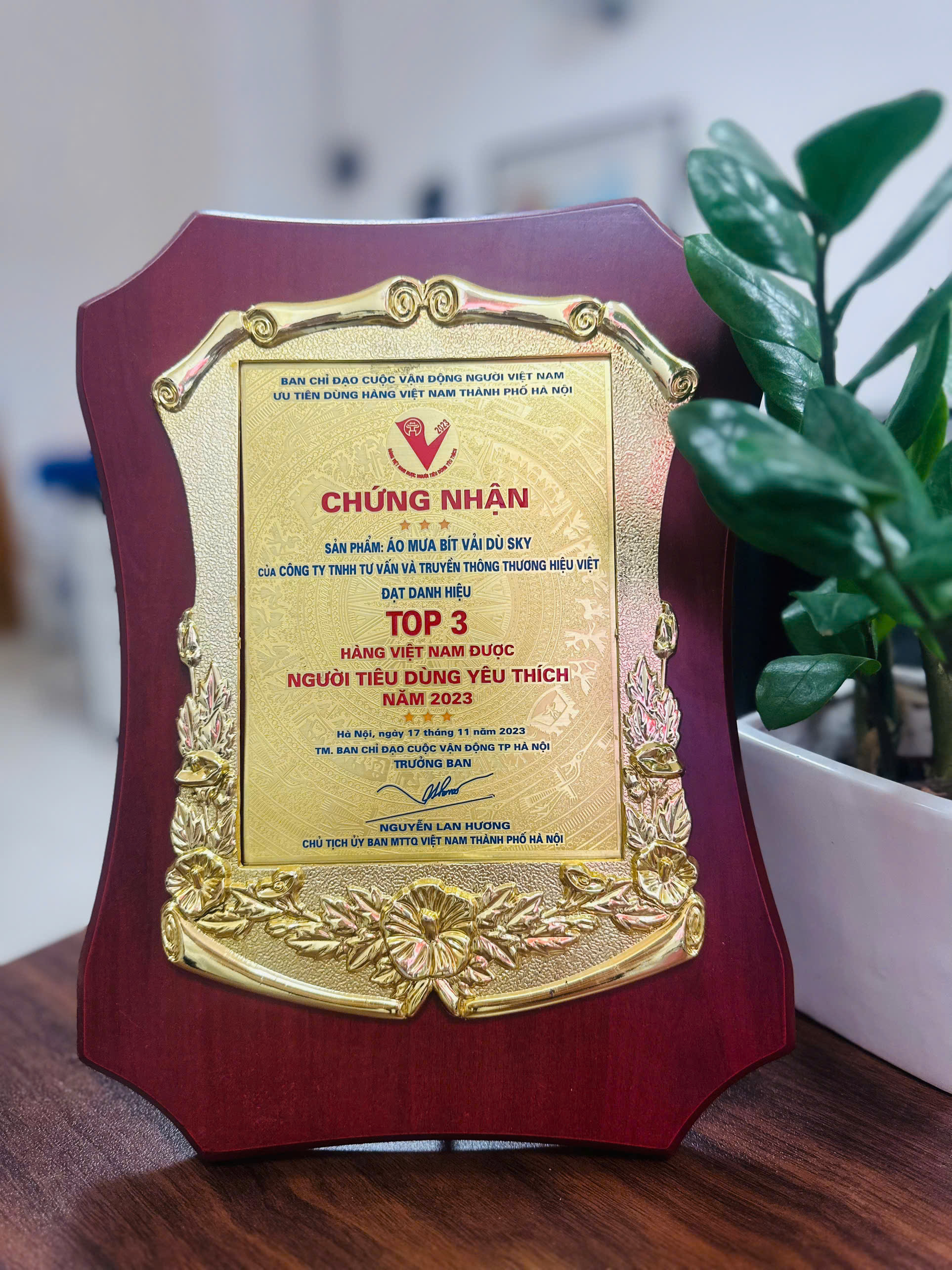 Áo mưa Sky vinh dự đạt Top 3 "Hàng Việt Nam được người tiêu dùng yêu thích" năm 2024